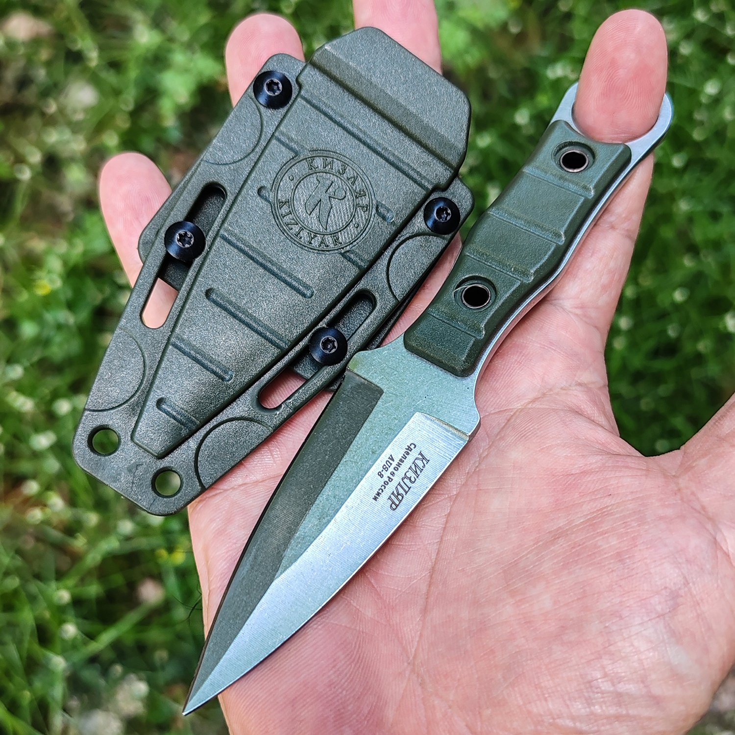 The field camp for outdoor survival uses a lot of knives with a high-strength