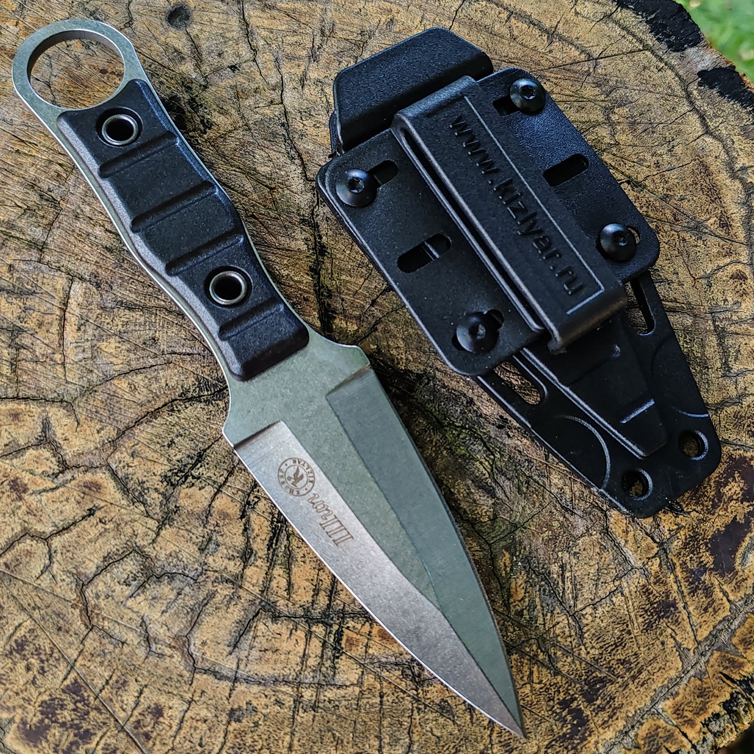 The field camp for outdoor survival uses a lot of knives with a high-strength