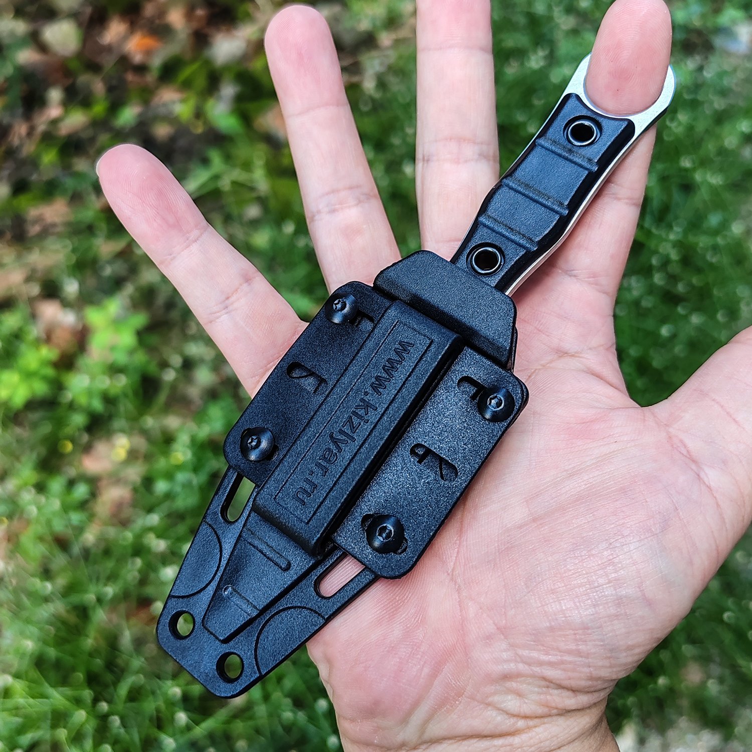 The field camp for outdoor survival uses a lot of knives with a high-strength