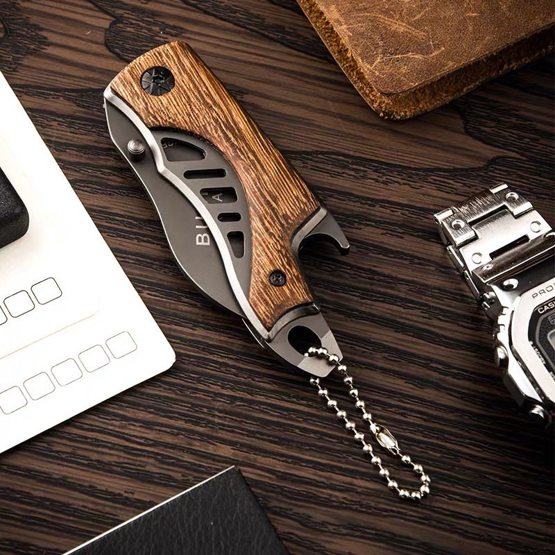 A FOLDING KNIFE, BUCK X65, AND A FIELD DEFENCE KNIFE, AND A FOLDING KNIFE, AND A CAMPING KNIFE, AND A NATIONAL PACKAGE