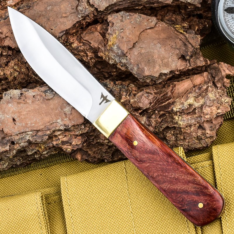 Field protection camper with a high-strength, straight-stabbing, life-saving knife