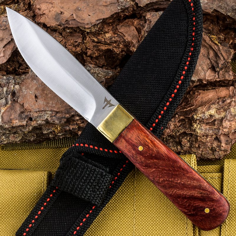 Field protection camper with a high-strength, straight-stabbing, life-saving knife