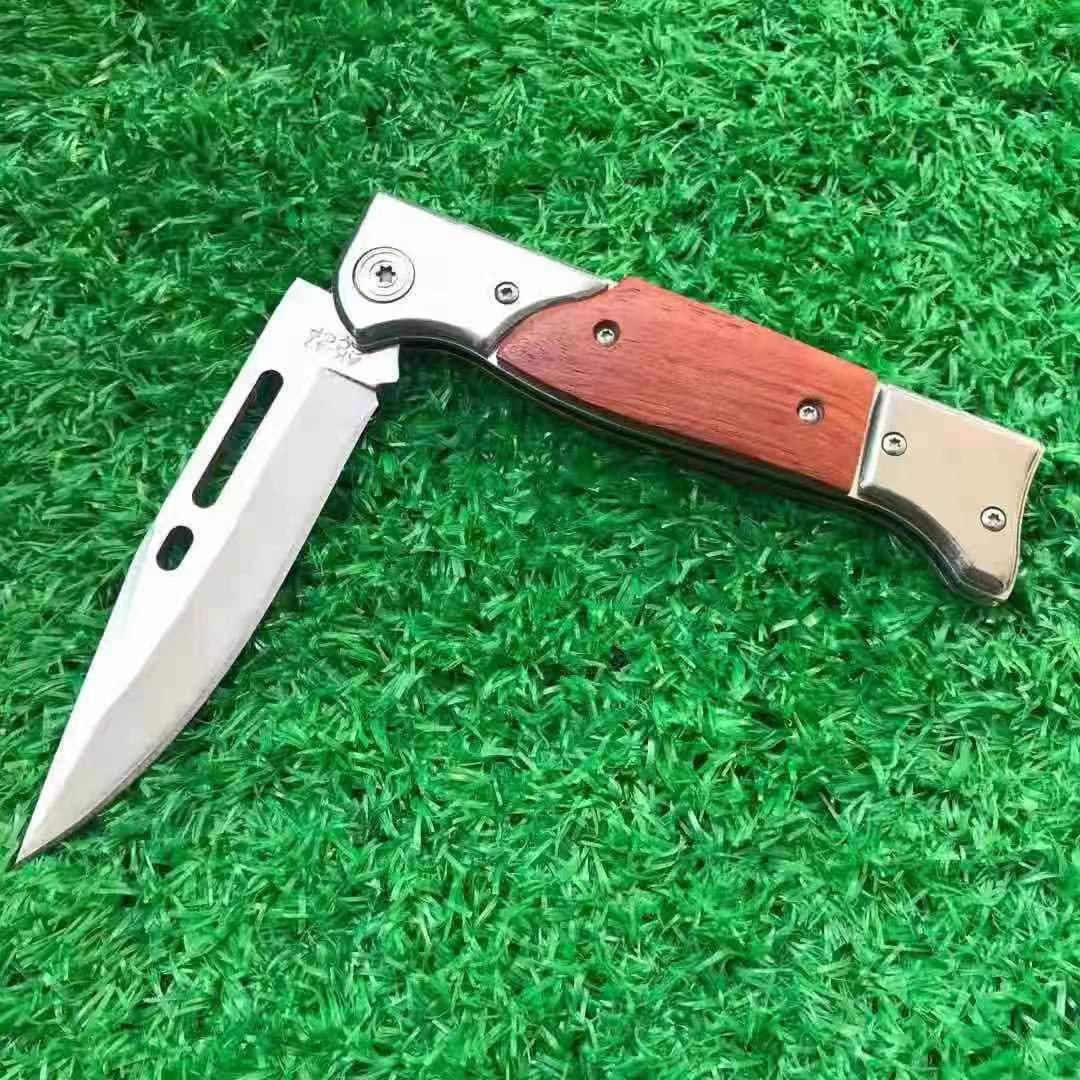 The Swiss Army's multipurpose camper for life in the field carries a small knife to carry an outside knife
