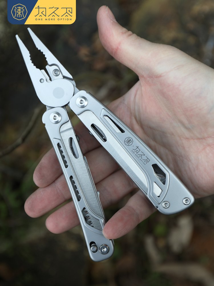The exterior multi-purpose plier folding of the scissor and the Swiss Army's emergency scissor camping tool