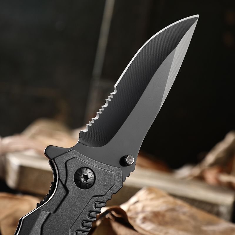 With a small knife folding a knife, a fruit knife and a spring steel tactical weapon, a knife and a delivery knife