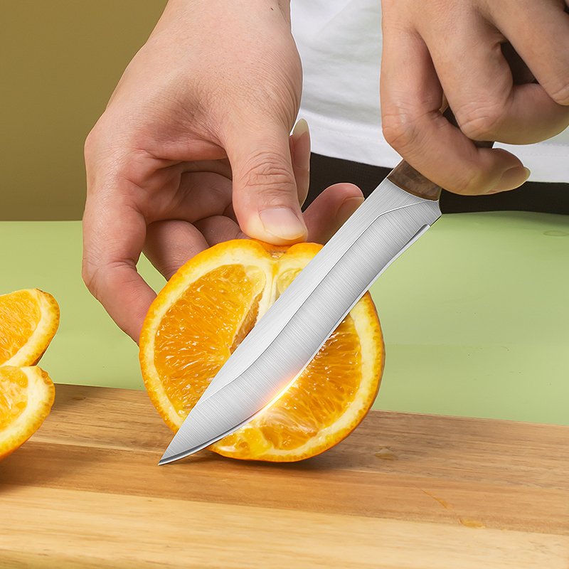 With a thick stainless steel field handle, a multi-purpose sharp fruit knife goes to camp and barbecue