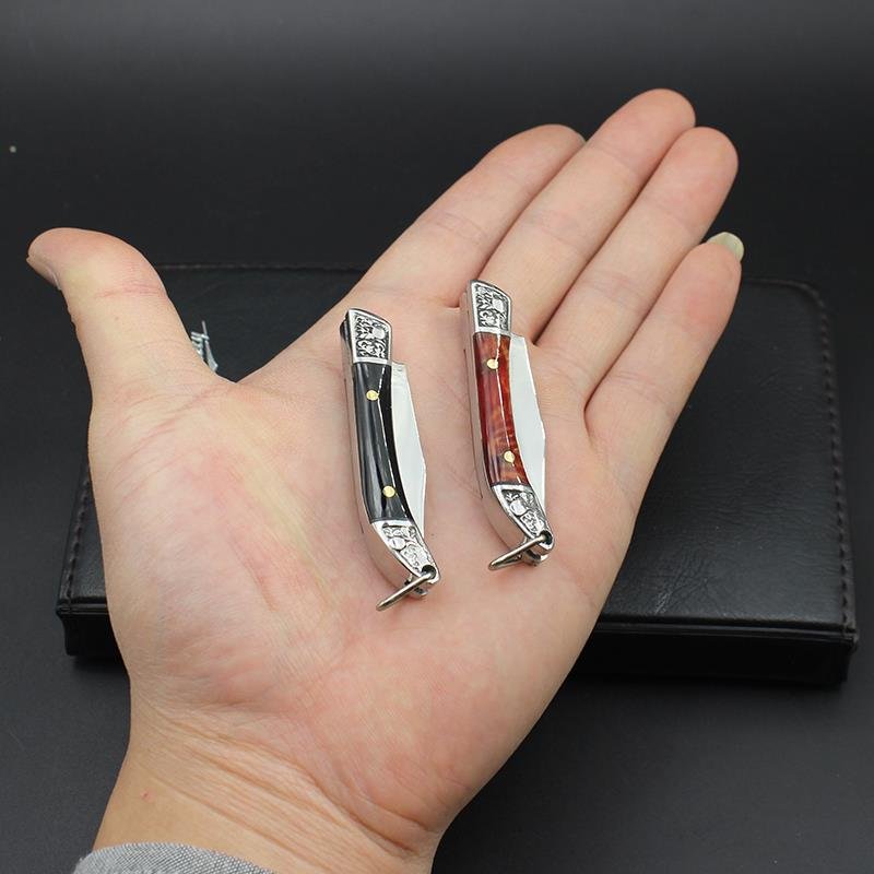 A small knife, a hand-to-hand folder, a hand-to-door sharp-to-door key to the box to unload the fruit knife