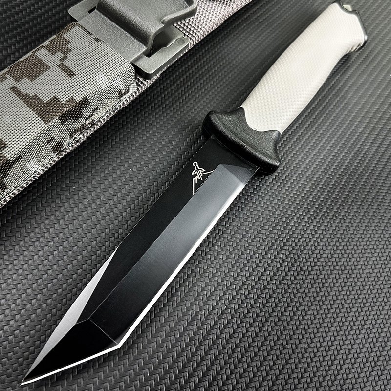 The field camp for outdoor survival uses a lot of knives with a high-strength