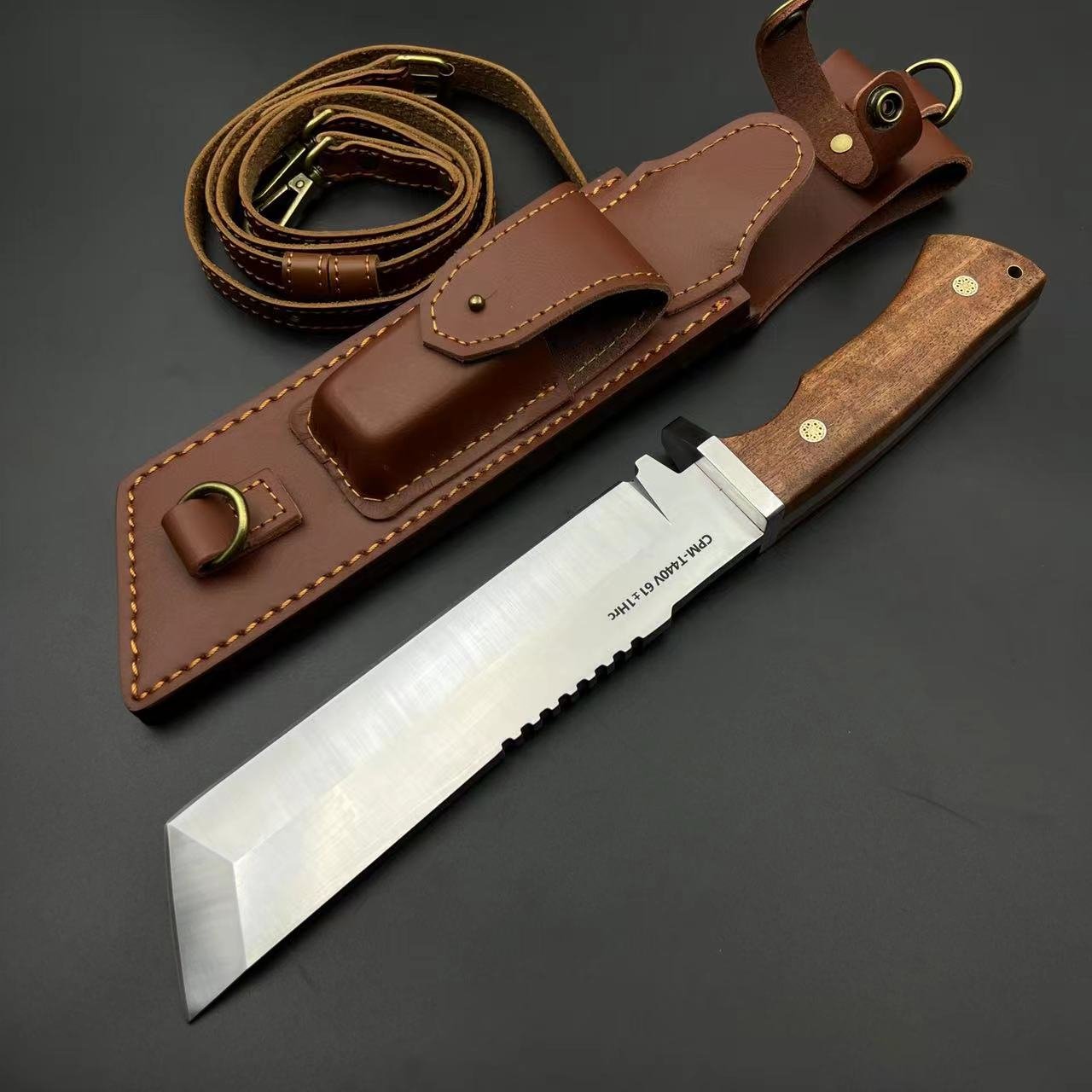 An open-door knife with a high-strength wood knife and a field knife to climb up the hill