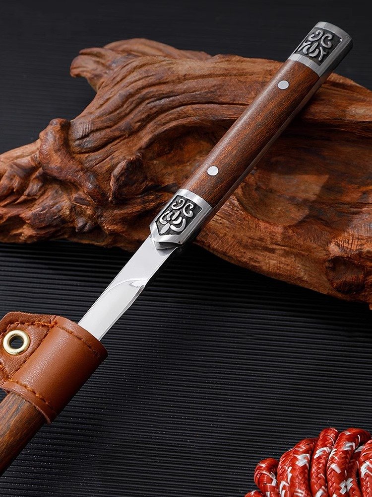 The high-heavy fruit knife in the outdoors, the hand with the meat knife and the family with a one-size-fits-all knife for the field