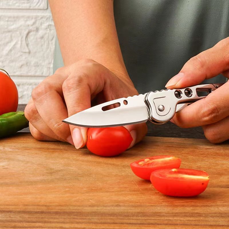 The portable fruit knife folds the key button and hand-off the box with a guacamole in his hand