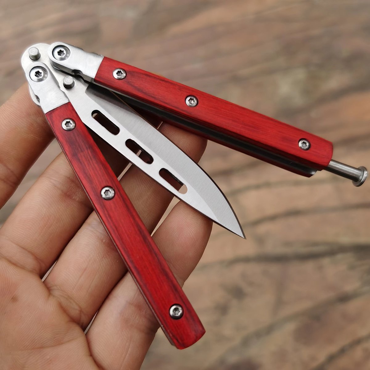 A multi-purpose stainless steel with a mini knife and a heavy-drived fruit knife folding in the open