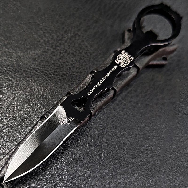 The field camp with a high-intensity knife to defend itself from the wilderness