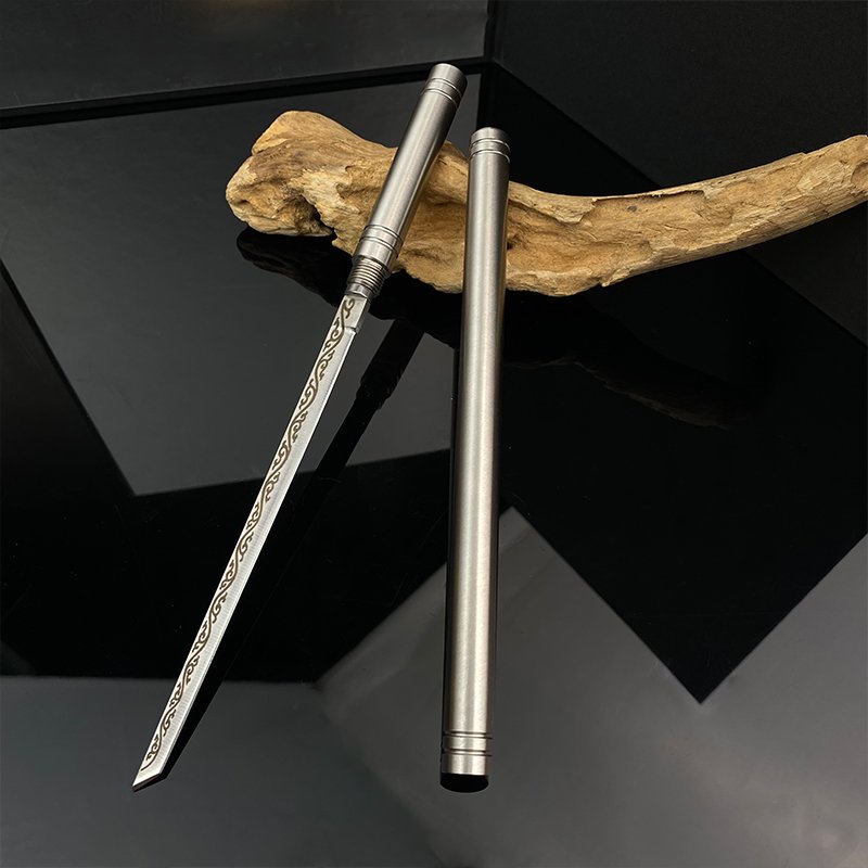 Full steel tea knife outside the house, hand-in-hand with a delivery knife, small tea sword with a fruit knife