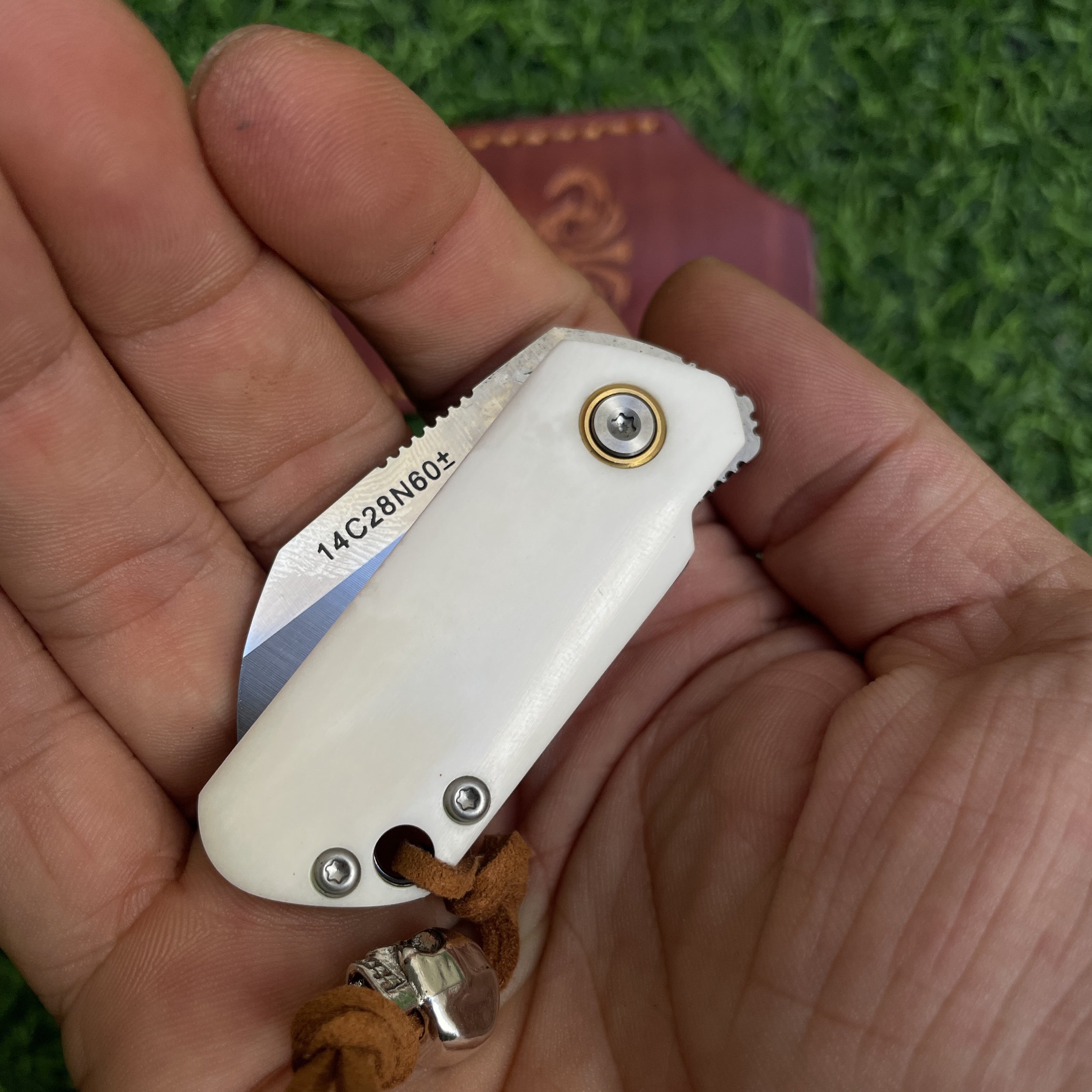ALL OVER THE COUNTRY, WITH A HIGH-STRENGTH BOVINE BONE KNIFE, A CAMPING KNIFE WITH A KEY DELIVERY KNIFE, A HANDMADE EDC