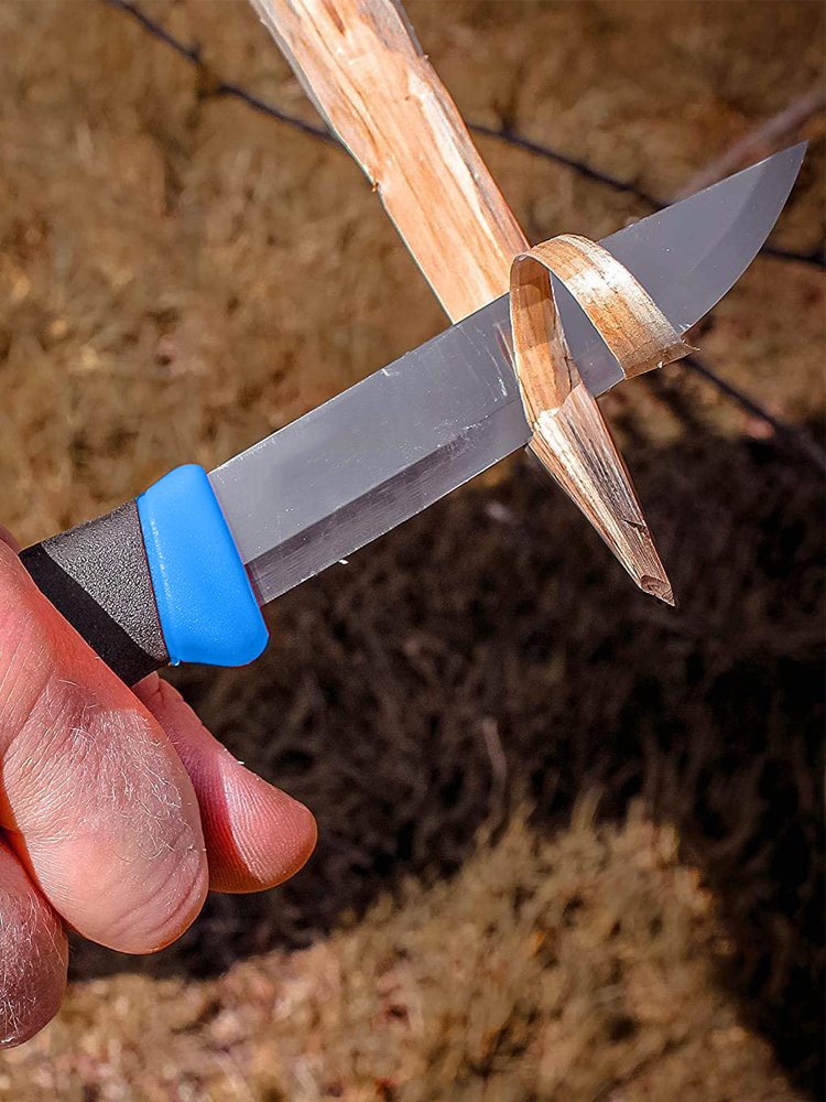 A straight-on-out fish knife with a scissor and a fish cutter with a meat knife and a tweeder