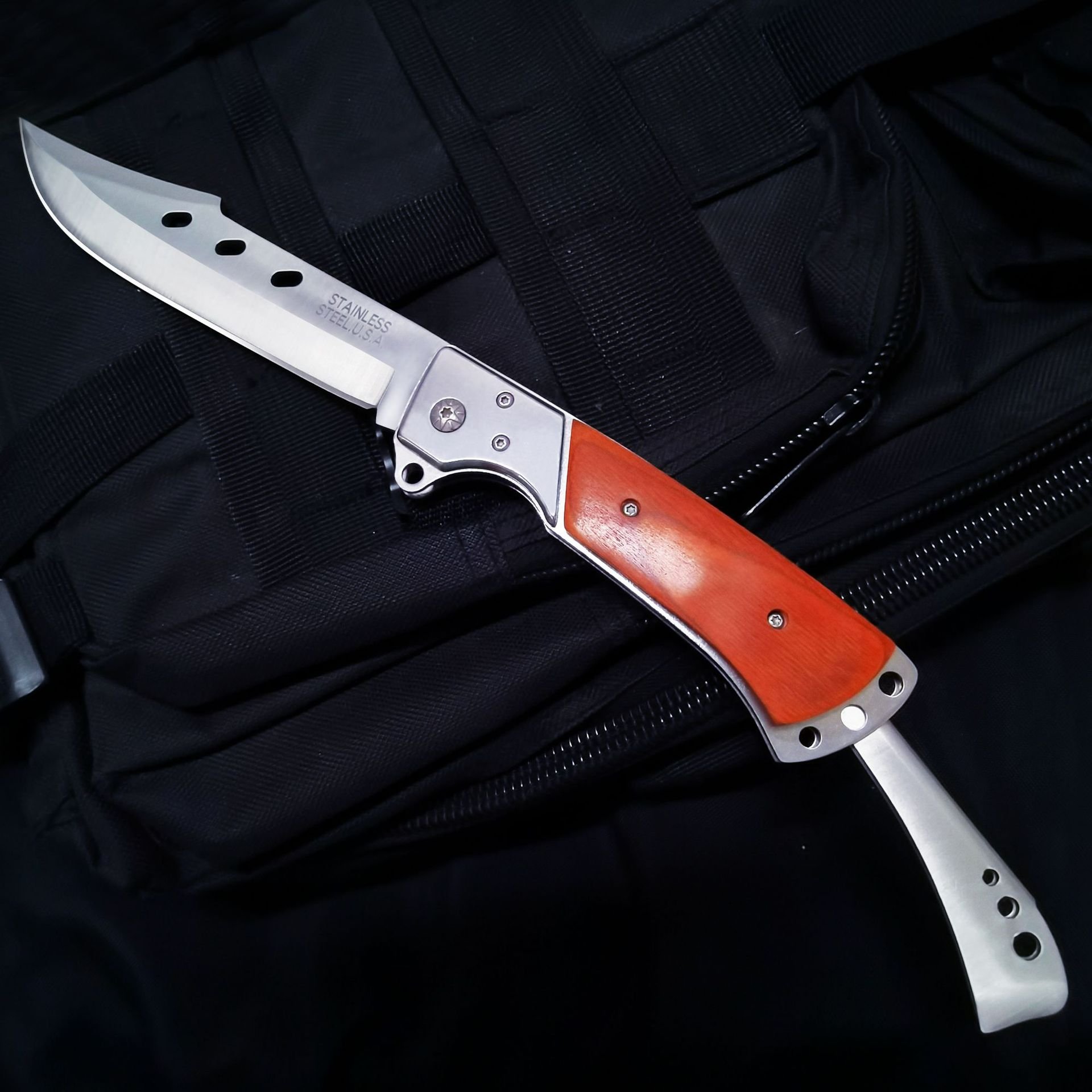 An outdoor vehicle carrying a high-heavy, stainless steel folder, camping for a small knife, a short knife