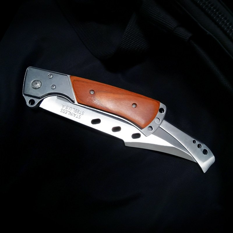 An outdoor vehicle carrying a high-heavy, stainless steel folder, camping for a small knife, a short knife
