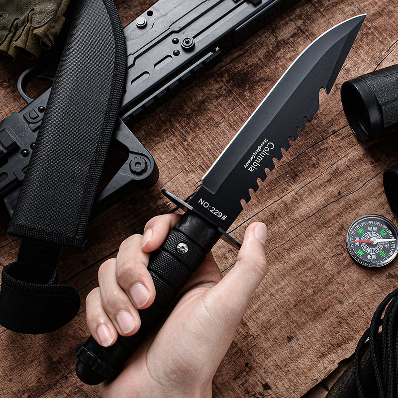 An outdoor life-saving knife, a multi-purpose knife, and a wild fruit knife with a sharp and sharp defense