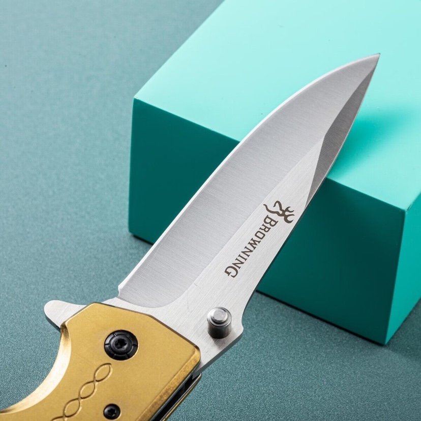 A high-hard knife with a fruit knife and a camping gear
