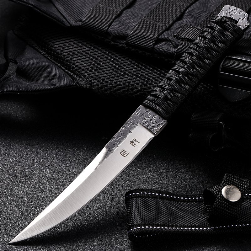 The field camp for outdoor survival uses a lot of knives with a high-strength