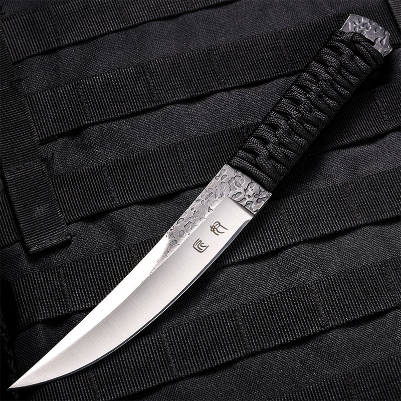 The field camp for outdoor survival uses a lot of knives with a high-strength