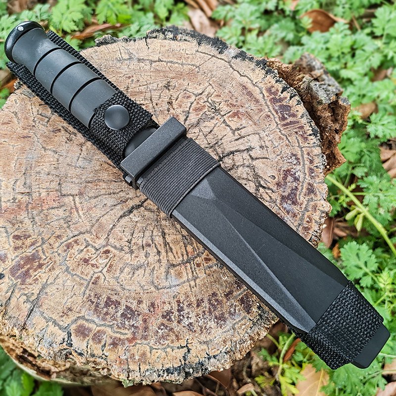 The camper's life knife was accompanied by a sharp, high-string, high-strike, straight-to-out camper