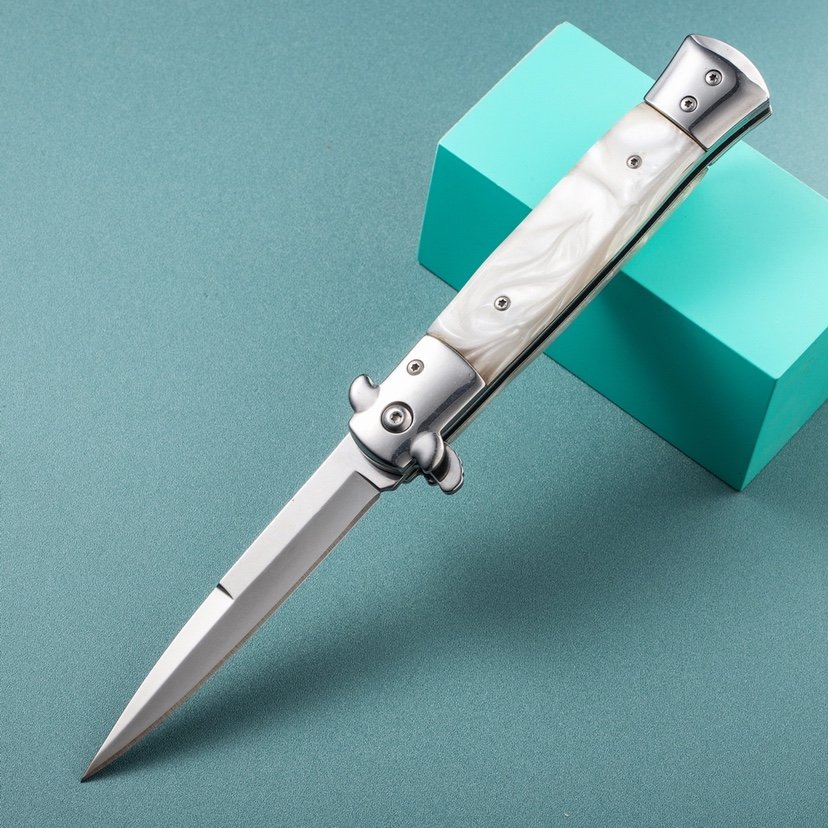 A high-strength, non-directional knife with a camper's knife to unload and deliver an outdoor knife and a fruit knife to fold