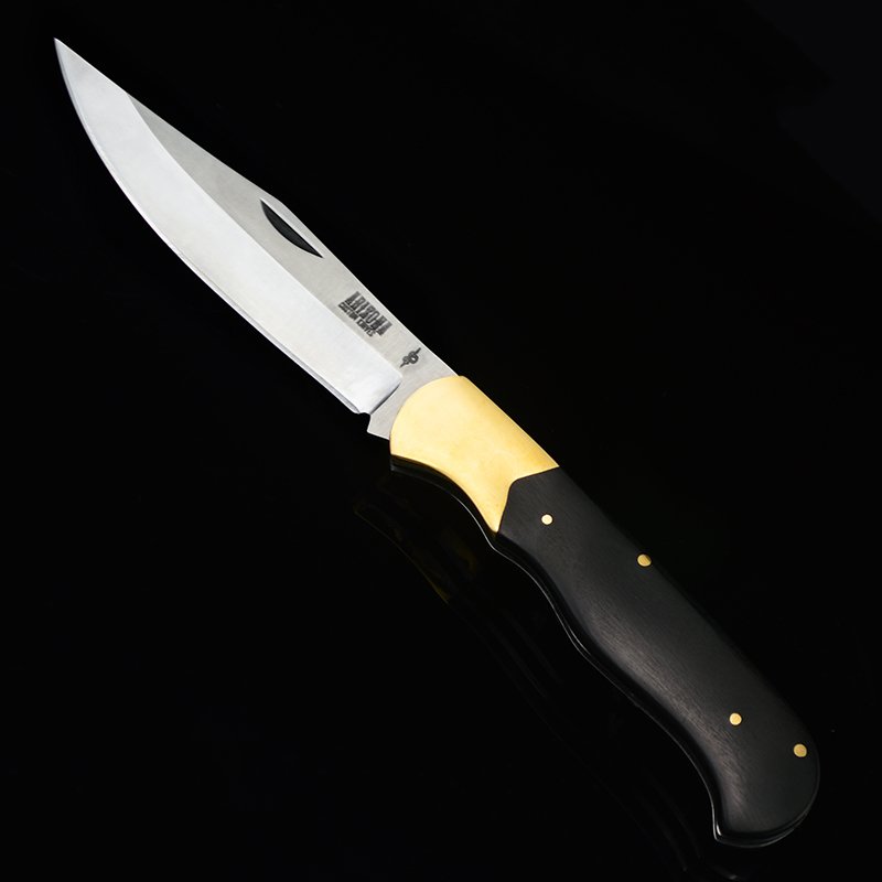 The camper's life knife was accompanied by a sharp, high-strength folding knife, an outdoor survival knife with a body-proof fruit knife