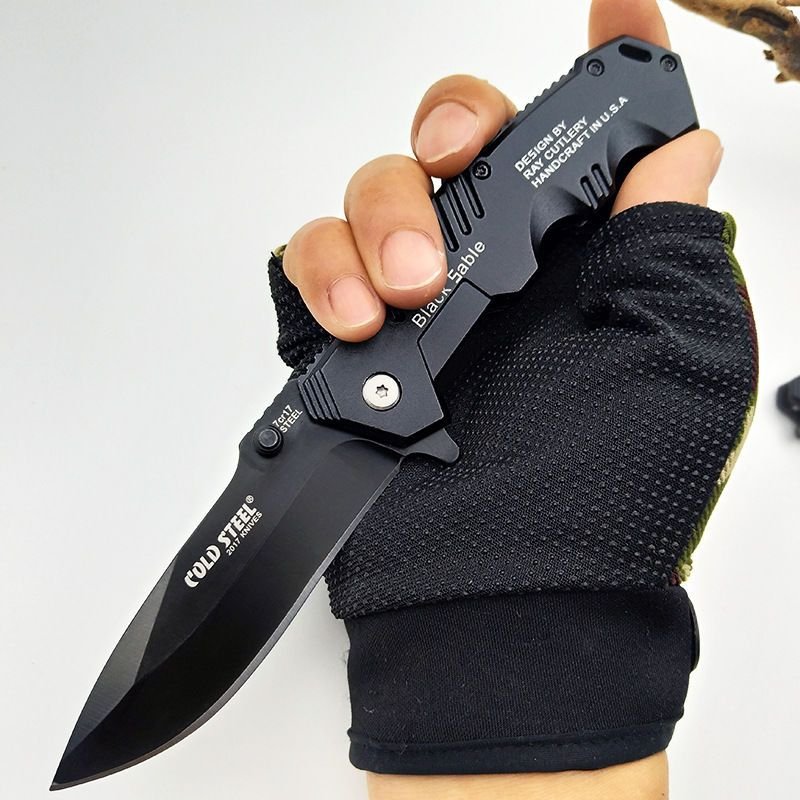 With a high-heavy folding knife, he went to camp with a high-heavy protection knife