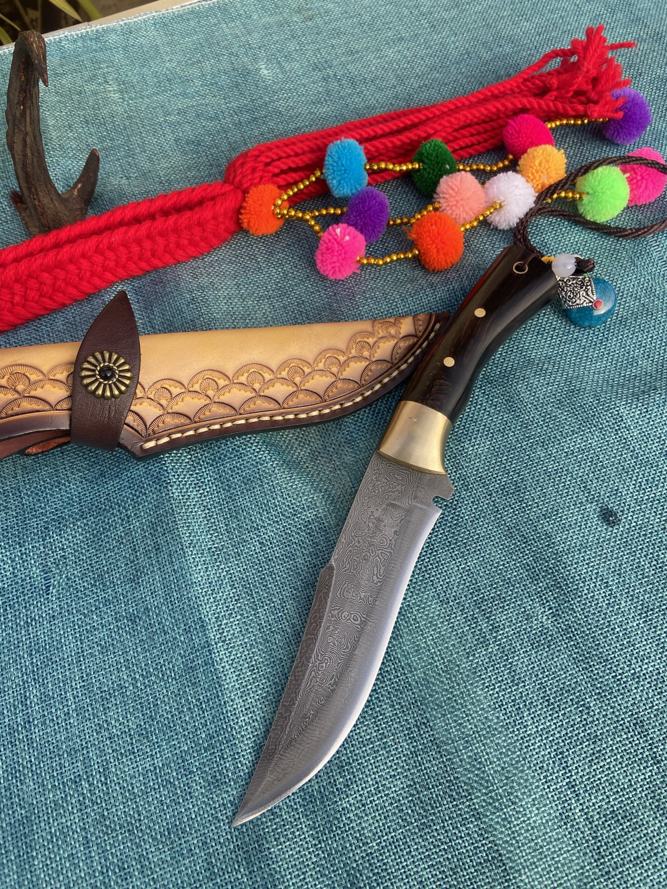 A hand-to-hand exercise to import a single dynasty of Damascus steel knife to camp for life and to protect itself from the outside
