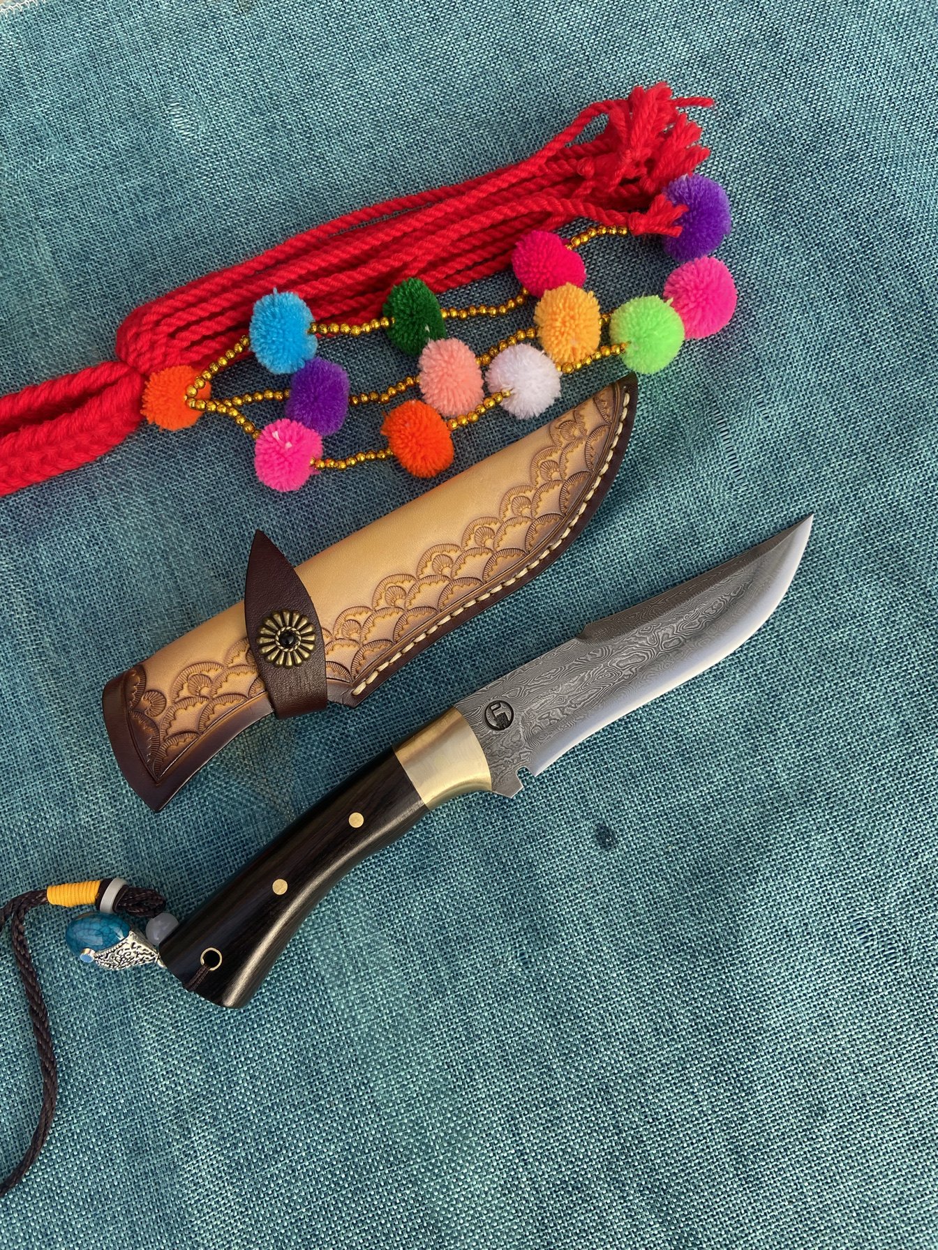 A hand-to-hand exercise to import a single dynasty of Damascus steel knife to camp for life and to protect itself from the outside