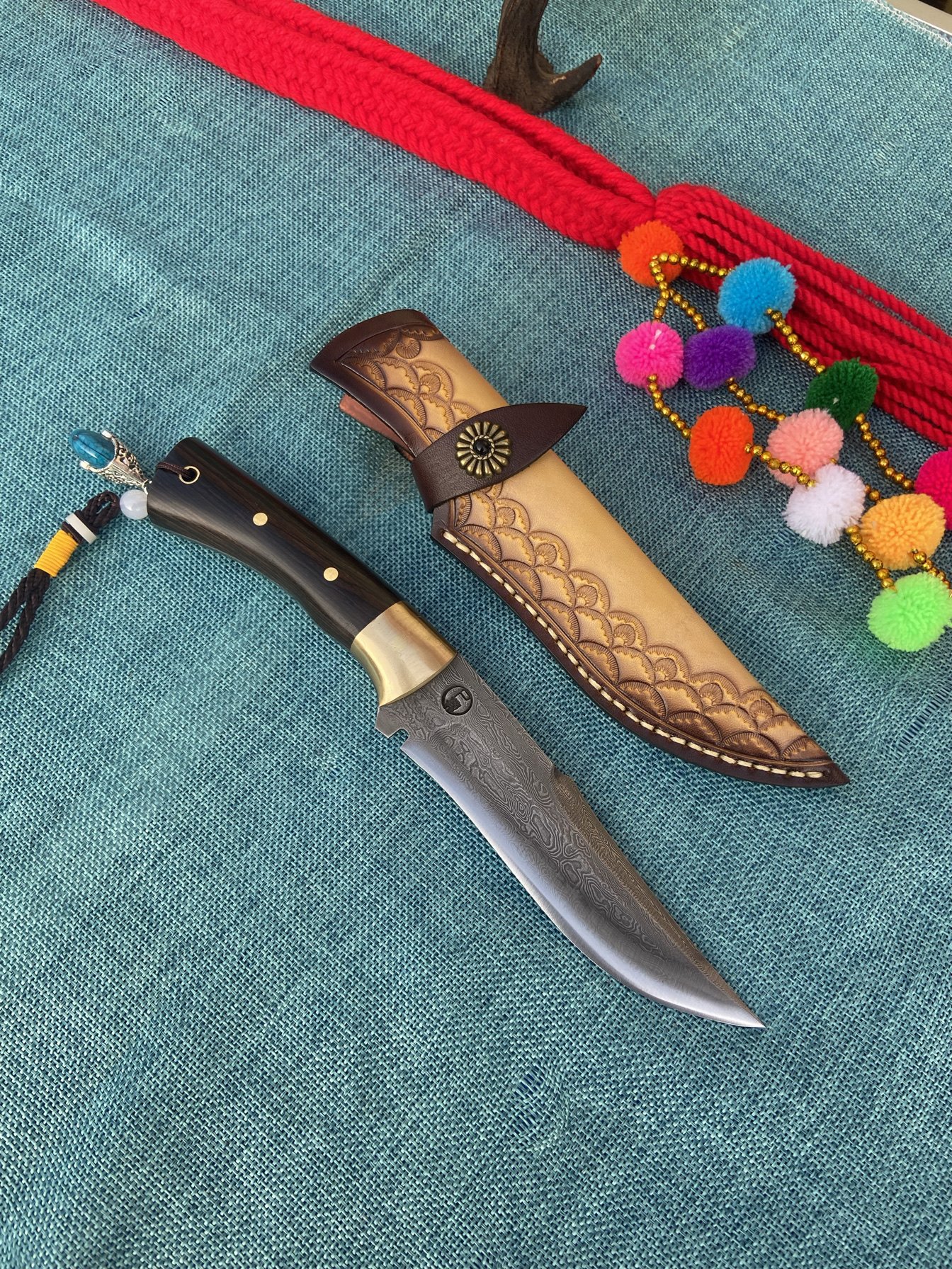A hand-to-hand exercise to import a single dynasty of Damascus steel knife to camp for life and to protect itself from the outside