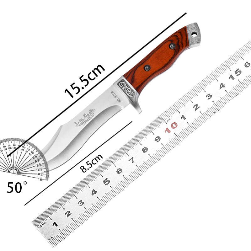 The high hardness of camping in the wilderness followed the rusty steel family camping in the field with a fruit knife