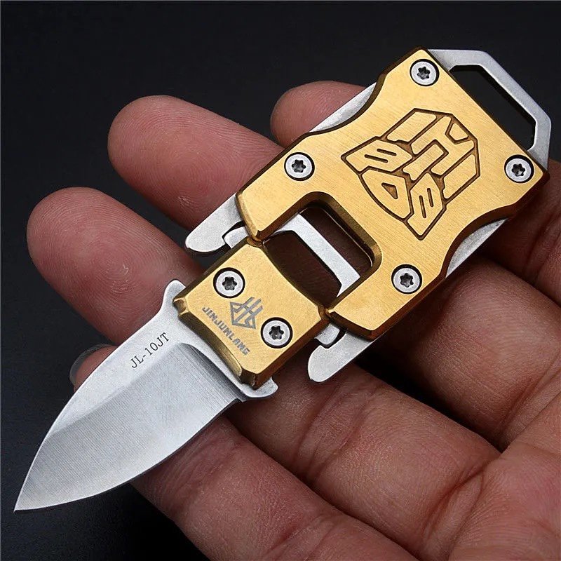 Camping with a small knife and handing over a defensive radish knife