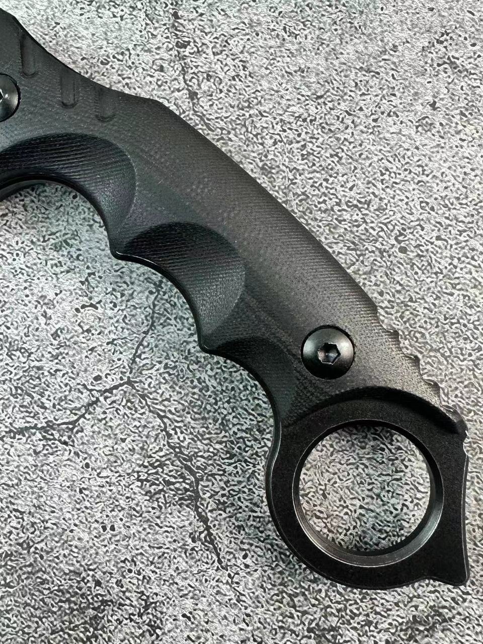 THE BIG DRAGON'S CLAW KNIFE PRACTICED CAMPING OUTSIDE THE CLAWS AND OPENED WITH THE HELP OF EDC
