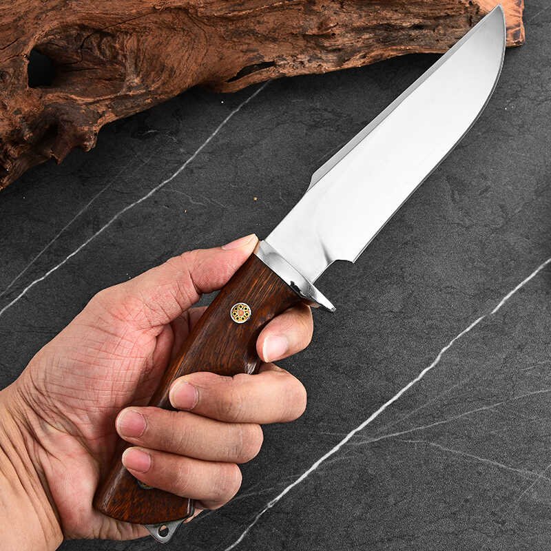 The outdoor barbeque, the fruit knife, the high-strength knife, carries the fruit knife with him