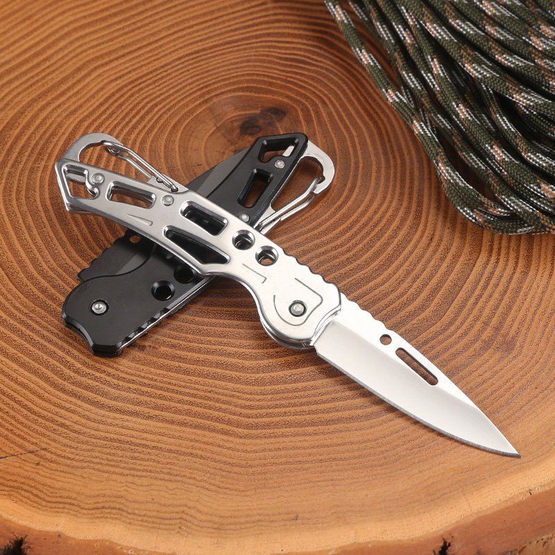 The stainless steel family uses a fruit knife with a small knife to break the delivery key button
