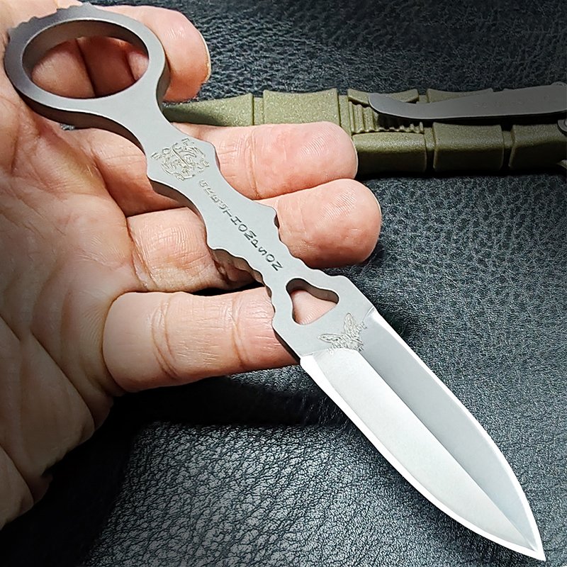 AN OUTDOOR MULTI-PURPOSE, STRAIGHT-SLASH BUTTERFLY 176 FOR SURVIVAL IN THE WILDERNESS