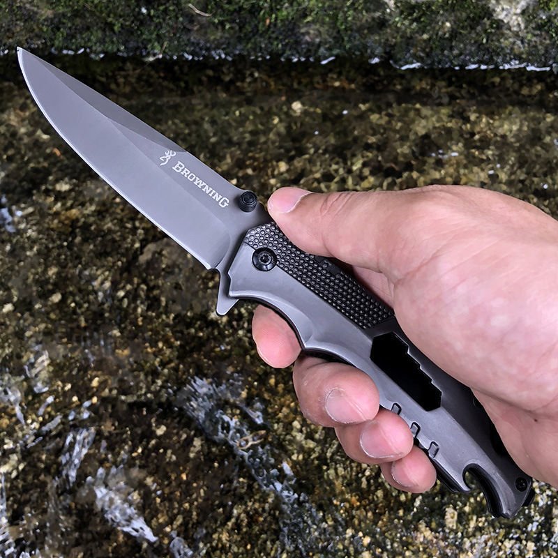 The exterior knife carries a folding knife to protect itself from the wolf's scalding machine