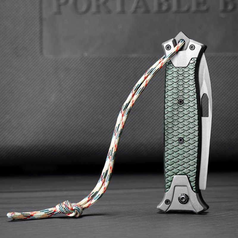 With a knife and a fruit knife folding and a field knife camping to survive, the knife was armed with a cold weapon