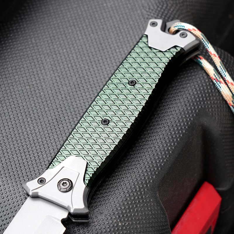 With a knife and a fruit knife folding and a field knife camping to survive, the knife was armed with a cold weapon