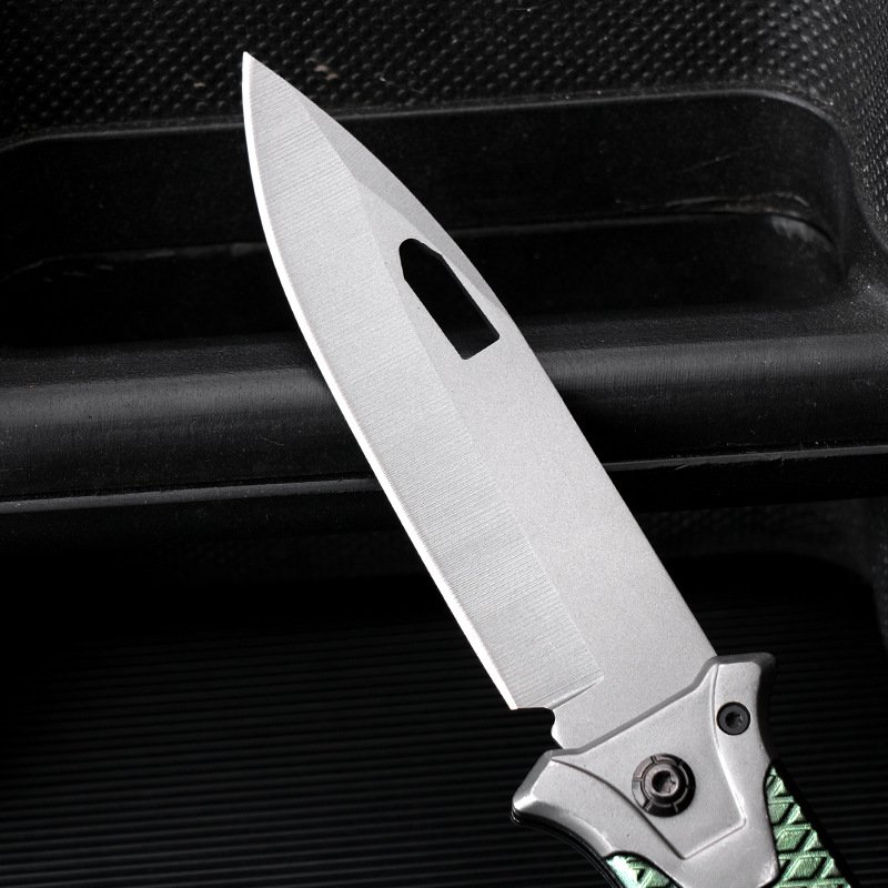 With a knife and a fruit knife folding and a field knife camping to survive, the knife was armed with a cold weapon