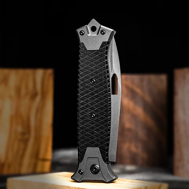 The camper's life knife was accompanied by a sharp, high-strength folding knife, an outdoor survival knife with a body-proof fruit knife