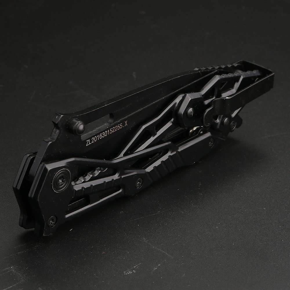THE HYENA D2 STEEL WITH THE KNIFE IS A MECHANICAL FOLDING OF THE KNIFE IN THE FIELD