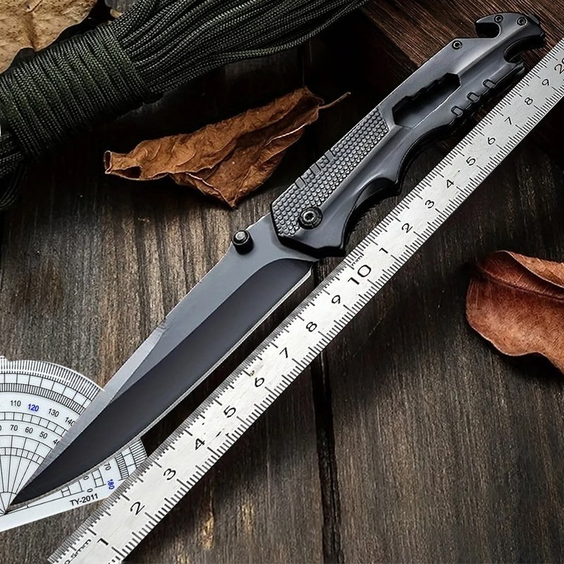 The camper's life knife was accompanied by a sharp, high-strength folding knife, an outdoor survival knife with a body-proof fruit knife