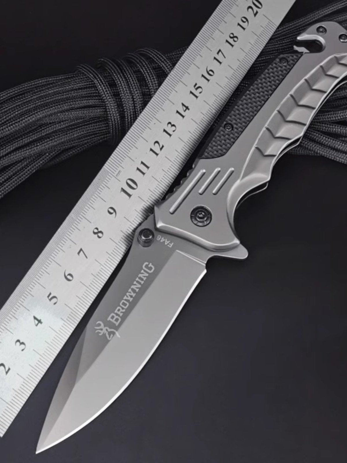 A high-hard knife with a fruit knife and an outdoor fishing fielder with a multi-purpose folding knife