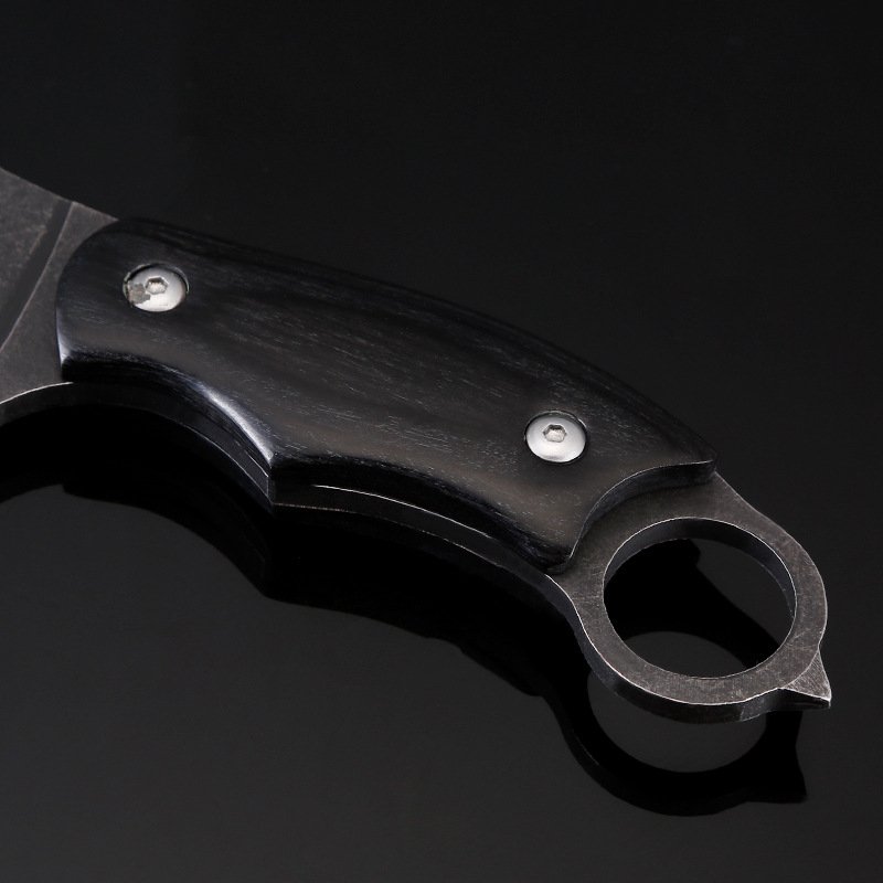 A high-strength sharp-truck field knife and a small, straight-stabbing field camp