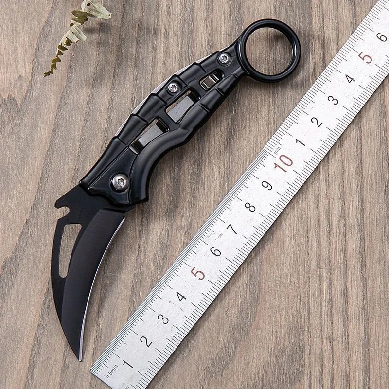 Folding a small knife outside the house with a hawk claw knife and a short knife with a fruit knife