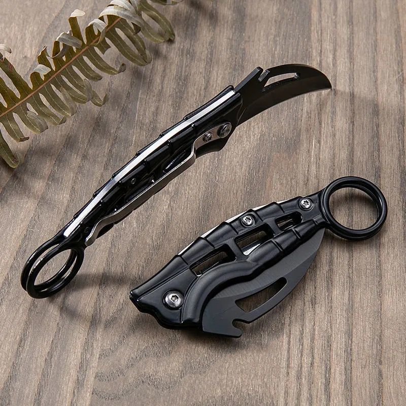 Folding a small knife outside the house with a hawk claw knife and a short knife with a fruit knife